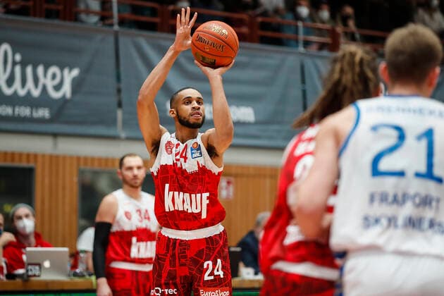 GER, Würzburg, s Oliver Arena, 21 11 2021, emspor, emonline, despor, deonline, s Oliver Wuerzburg vs Fraport Skyliners Frankfurt, easyCredit BBL, matchday 8 picture Cameron Hunt s Oliver Wuerzburg with the three-pointer Copyright: HMBxMedia JulienxBecker
