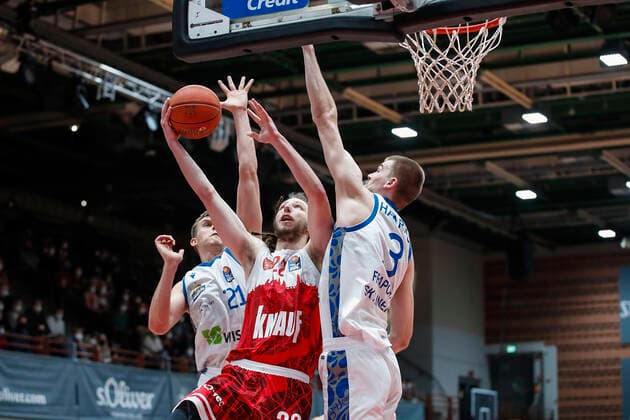 GER, Würzburg, s Oliver Arena, 21 11 2021, emspor, emonline, despor, deonline, s Oliver Wuerzburg vs Fraport Skyliners Frankfurt, easyCredit BBL, Matchday 8 Picture f l Lorenz Brenneke Fraport Skyliners Frankfurt , Craig Moller s Oliver Wuerzburg and Matt Haarms Fraport Skyliners Frankfurt Copyright: HMBxMedia JulienxBecker