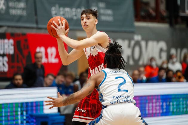 GER, Würzburg, s Oliver Arena, 21 11 2021, emspor, emonline, despor, deonline, s Oliver Wuerzburg vs Fraport Skyliners Frankfurt, easyCredit BBL, Matchday 8 Image v l Julius Boehmer s Oliver Wuerzburg vs Donovan Donaldson Fraport Skyliners Frankfurt Copyright: HMBxMedia JulienxBecker