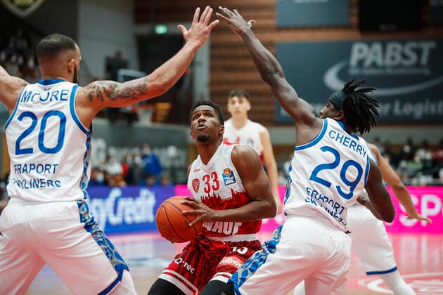 GER, Würzburg, s Oliver Arena, 21 11 2021, emspor, emonline, despor, deonline, s Oliver Wuerzburg vs Fraport Skyliners Frankfurt, easyCredit BBL, Matchday 8 Picture f l Rasheed Moore Fraport Skyliners Frankfurt , Kerron Johnson s Oliver Wuerzburg and Will Cherry Fraport Skyliners Frankfurt Copyright: HMBxMedia JulienxBecker