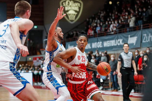 GER, Würzburg, s Oliver Arena, 21 11 2021, emspor, emonline, despor, deonline, s Oliver Wuerzburg vs Fraport Skyliners Frankfurt, easyCredit BBL, Matchday 8 Image v l Rasheed Moore Fraport Skyliners Frankfurt vs Desi Rodriguez s Oliver Wuerzburg. Copyright: HMBxMedia JulienxBecker
