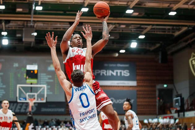 GER, Würzburg, s Oliver Arena, 21 11 2021, emspor, emonline, despor, deonline, s Oliver Wuerzburg vs Fraport Skyliners Frankfurt, easyCredit BBL, Matchday 8 Image v l Lukas Wank Fraport Skyliners Frankfurt vs Desi Rodriguez s Oliver Wuerzburg. Copyright: HMBxMedia JulienxBecker