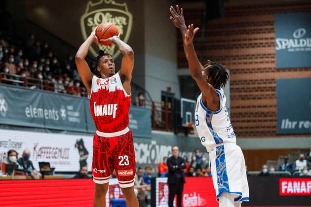 GER, Würzburg, s Oliver Arena, 21 11 2021, emspor, emonline, despor, deonline, s Oliver Wuerzburg vs Fraport Skyliners Frankfurt, easyCredit BBL, Matchday 8 Image v l Desi Rodriguez s Oliver Wuerzburg vs Brancou Badio Fraport Skyliners Frankfurt. Copyright: HMBxMedia JulienxBecker