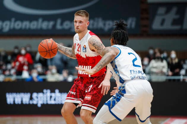 GER, Würzburg, s Oliver Arena, 21 11 2021, emspor, emonline, despor, deonline, s Oliver Wuerzburg vs Fraport Skyliners Frankfurt, easyCredit BBL, Matchday 8 Image v l Aigars Skele s Oliver Wuerzburg vs Donovan Donaldson Fraport Skyliners Frankfurt. Copyright: HMBxMedia JulienxBecker