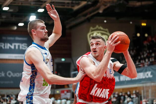 GER, Würzburg, s Oliver Arena, 21 11 2021, emspor, emonline, despor, deonline, s Oliver Wuerzburg vs Fraport Skyliners Frankfurt, easyCredit BBL, Matchday 8 Image v l Matt Haarms Fraport Skyliners Frankfurt vs Tomasz Gielo s Oliver Wuerzburg. Copyright: HMBxMedia JulienxBecker