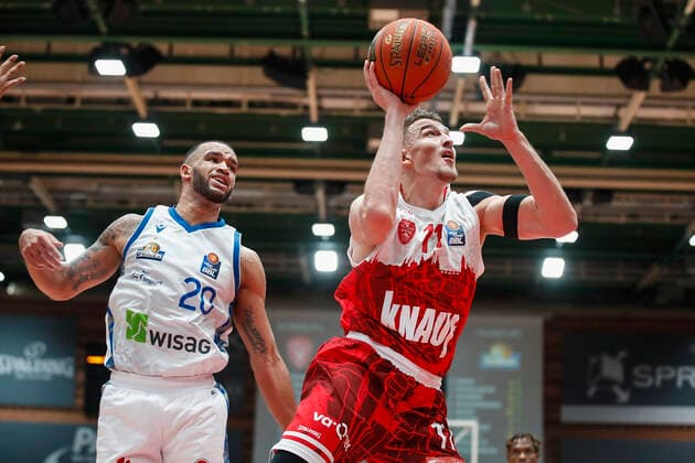 GER, Würzburg, s Oliver Arena, 21 11 2021, emspor, emonline, despor, deonline, s Oliver Wuerzburg vs Fraport Skyliners Frankfurt, easyCredit BBL, Matchday 8 Image v l Rasheed Moore Fraport Skyliners Frankfurt vs Tomasz Gielo s Oliver Wuerzburg. Copyright: HMBxMedia JulienxBecker