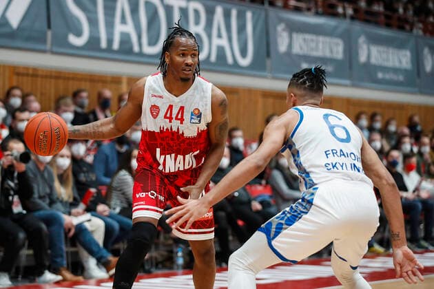 GER, Würzburg, s Oliver Arena, 21 11 2021, emspor, emonline, despor, deonline, s Oliver Wuerzburg vs Fraport Skyliners Frankfurt, easyCredit BBL, Matchday 8 Image v l William Buford s Oliver Wuerzburg vs Len Schoormann Fraport Skyliners Frankfurt. Copyright: HMBxMedia JulienxBecker