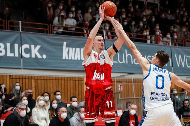 GER, Würzburg, s Oliver Arena, 21 11 2021, emspor, emonline, despor, deonline, s Oliver Wuerzburg vs Fraport Skyliners Frankfurt, easyCredit BBL, Matchday 8 Image v l Tomasz Gielo s Oliver Wuerzburg vs Lukas Wank Fraport Skyliners Frankfurt Copyright: HMBxMedia JulienxBecker