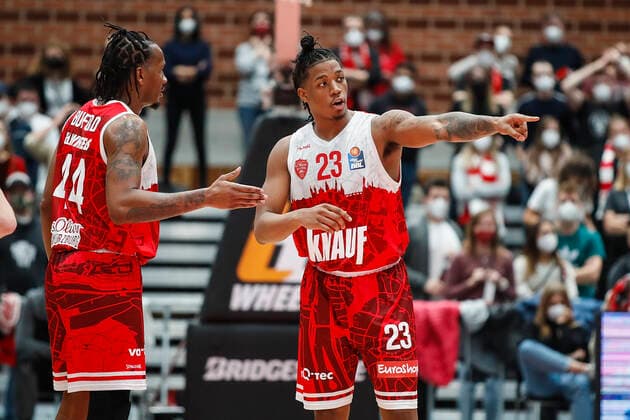 GER, Würzburg, s Oliver Arena, 21 11 2021, emspor, emonline, despor, deonline, s Oliver Wuerzburg vs Fraport Skyliners Frankfurt, easyCredit BBL, Matchday 8 Picture v l William Buford s Oliver Wuerzburg and Desi Rodriguez s Oliver Wuerzburg discuss... Copyright: HMBxMedia JulienxBecker