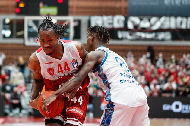 GER, Würzburg, s Oliver Arena, 21 11 2021, emspor, emonline, despor, deonline, s Oliver Wuerzburg vs Fraport Skyliners Frankfurt, easyCredit BBL, Matchday 8 Image v l William Buford s Oliver Wuerzburg vs Brancou Badio Fraport Skyliners Frankfurt. Copyright: HMBxMedia JulienxBecker