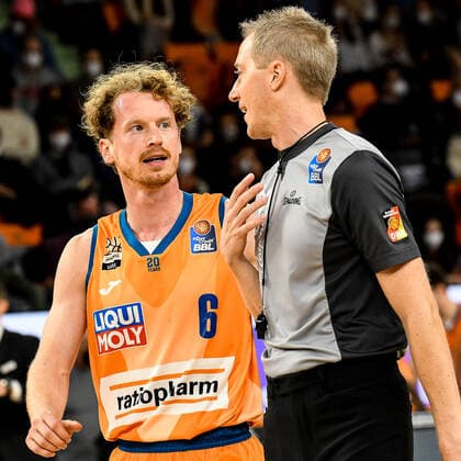 GER, BBL, ratiopharm ulm vs ALBA Berlin 21 11 2021, ratiopharm arena, Neu Ulm, GER, BBL, ratiopharm ulm vs ALBA Berlin, pictured Per Guenther Ulm, 6 discusses with referee Christof Madinger a bad decision nordphotoxGmbHx xHafner nph00200