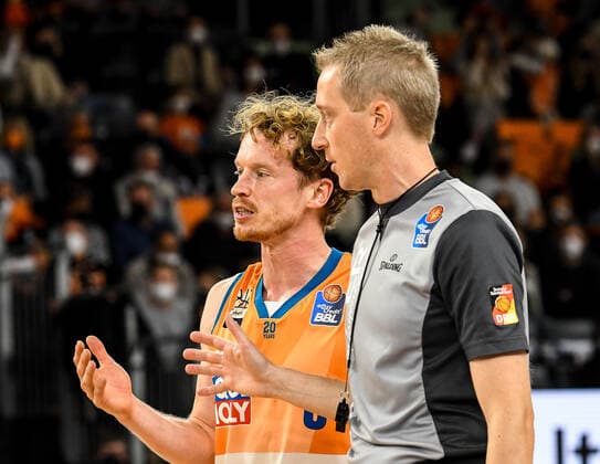 GER, BBL, ratiopharm ulm vs ALBA Berlin 21 11 2021, ratiopharm arena, Neu Ulm, GER, BBL, ratiopharm ulm vs ALBA Berlin, pictured Per Guenther Ulm, 6 discusses with referee Christof Madinger a bad decision nordphotoxGmbHx xHafner nph00200
