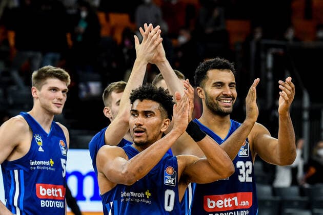 GER, BBL, ratiopharm ulm vs ALBA Berlin 21 11 2021, ratiopharm arena, Neu Ulm, GER, BBL, ratiopharm ulm vs ALBA Berlin, in picture Maodo Lo Berlin, 0 and Johannes Thiemann Berlin, 32 are happy after the end of the game, applause for travelling fans nordphotoxGmbHx xHafner nph00200