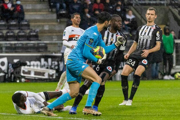 FOOTBALL : ANGERS SCO - FC LORIENT (Ligue 1 UberEats - J14) 21 11 2021 a Angers. Danijel PETKOVIC Gardien d angers control le ballon. FOOTBALL : Angers SCO vs FC Lorient - Ligue1 uber eats - 21 11 2021 JeremiasGonzalez Panoramic 