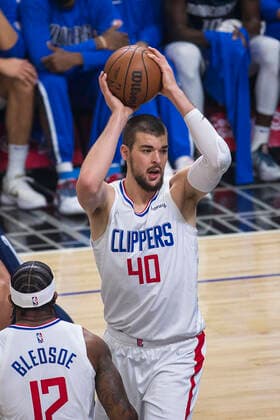 November 21, 2021, Los Angeles, California, USA: Ivica Zubac 40 of the Los Angeles Clippers during their NBA, Basketball Herren, USA game with the Dallas Mavericks on Sunday November 21, 2021 at the Staples Center in Los Angeles, California. Clippers beat Mavericks, 97-91. ARIANA RUIZ PI Los Angeles USA - ZUMAp124 20211121_zaa_p124_001 Copyright: xArianaxRuizx