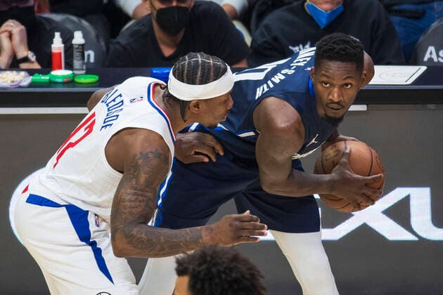 November 21, 2021, Los Angeles, California, USA: Dorian Finney-Smith 10 of the Dallas Mavericks defends the ball from Eric Bledsoe 12 of the Los Angeles Clippers during their NBA, Basketball Herren, USA game on Sunday November 21, 2021 at the Staples Center in Los Angeles, California. Clippers beat Mavericks, 97-91. ARIANA RUIZ PI Los Angeles USA - ZUMAp124 20211121_zaa_p124_005 Copyright: xArianaxRuizx