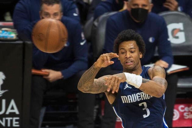 November 21, 2021, Los Angeles, California, USA: Trey Burke 3 of the Dallas Mavericks passes the ball during their NBA, Basketball Herren, USA game with the Los Angeles Clippers on Sunday November 21, 2021 at the Staples Center in Los Angeles, California. Clippers beat Mavericks, 97-91. ARIANA RUIZ PI Los Angeles USA - ZUMAp124 20211121_zaa_p124_013 Copyright: xArianaxRuizx