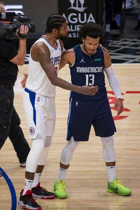 November 21, 2021, Los Angeles, California, USA: Paul George 13 of the Los Angeles Clippers and Jalen Brunson 13 of the Dallas Mavericks embrace after their NBA, Basketball Herren, USA game on Sunday November 21, 2021 at the Staples Center in Los Angeles, California. Clippers beat Mavericks, 97-91. ARIANA RUIZ PI Los Angeles USA - ZUMAp124 20211121_zaa_p124_014 Copyright: xArianaxRuizx