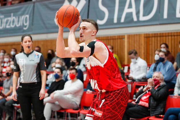 GER, Würzburg, s Oliver Arena, 21 11 2021, emspor, emonline, despor, deonline, s Oliver Wuerzburg vs Fraport Skyliners Frankfurt, easyCredit BBL, matchday 8 picture Tomasz Gielo s Oliver Wuerzburg with the three-pointer Copyright: HMBxMedia JulienxBecker