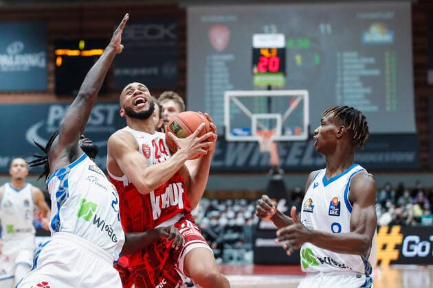 GER, Würzburg, s Oliver Arena, 21 11 2021, emspor, emonline, despor, deonline, s Oliver Wuerzburg vs Fraport Skyliners Frankfurt, easyCredit BBL, Matchday 8 Image f l Will Cherry Fraport Skyliners Frankfurt , Cameron Hunt s Oliver Wuerzburg and Brancou Badio Fraport Skyliners Frankfurt Copyright: HMBxMedia JulienxBecker