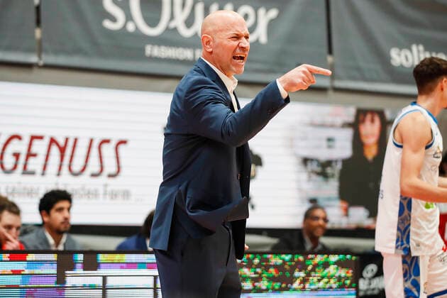 GER, Würzburg, s Oliver Arena, 21 11 2021, emspor, emonline, despor, deonline, s Oliver Wuerzburg vs Fraport Skyliners Frankfurt, easyCredit BBL, Matchday 8 Picture Head Coach Denis Wucherer s Oliver Wuerzburg gives instructions to his players Copyright: HMBxMedia JulienxBecker