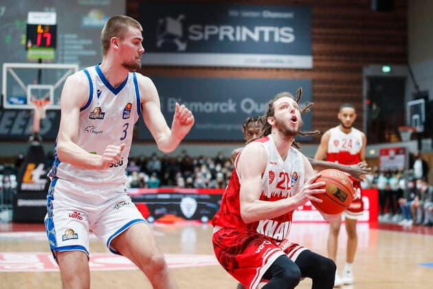 GER, Würzburg, s Oliver Arena, 21 11 2021, emspor, emonline, despor, deonline, s Oliver Wuerzburg vs Fraport Skyliners Frankfurt, easyCredit BBL, Matchday 8 Image v l Matt Haarms Fraport Skyliners Frankfurt vs Craig Moller s Oliver Wuerzburg. Copyright: HMBxMedia JulienxBecker