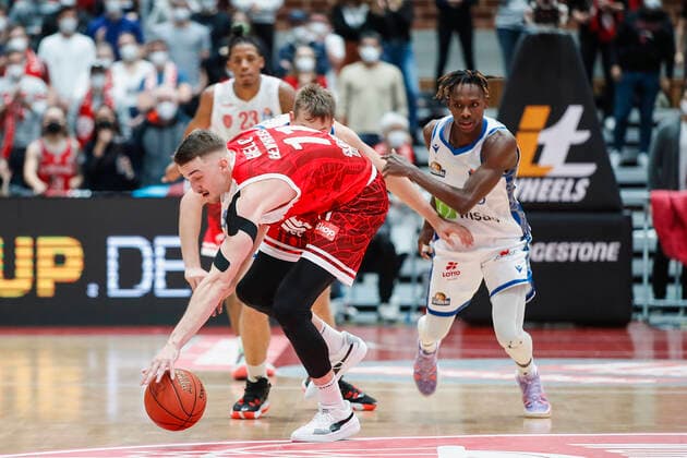 GER, Würzburg, s Oliver Arena, 21 11 2021, emspor, emonline, despor, deonline, s Oliver Wuerzburg vs Fraport Skyliners Frankfurt, easyCredit BBL, Matchday 8 Image v l Tomasz Gielo s Oliver Wuerzburg with the steal and Brancou Badio Fraport Skyliners Frankfurt. Copyright: HMBxMedia JulienxBecker