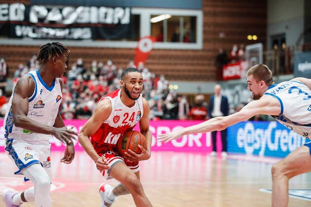 GER, Würzburg, s Oliver Arena, 21 11 2021, emspor, emonline, despor, deonline, s Oliver Wuerzburg vs Fraport Skyliners Frankfurt, easyCredit BBL, Matchday 8 Image f l Brancou Badio Fraport Skyliners Frankfurt , Cameron Hunt s Oliver Wuerzburg and Matt Haarms Fraport Skyliners Frankfurt Copyright: HMBxMedia JulienxBecker