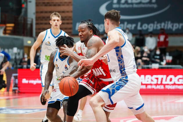 GER, Würzburg, s Oliver Arena, 21 11 2021, emspor, emonline, despor, deonline, s Oliver Wuerzburg vs Fraport Skyliners Frankfurt, easyCredit BBL, Matchday 8 Image f l Will Cherry Fraport Skyliners Frankfurt , William Buford s Oliver Wuerzburg and Lukas Wank Fraport Skyliners Frankfurt Copyright: HMBxMedia JulienxBecker