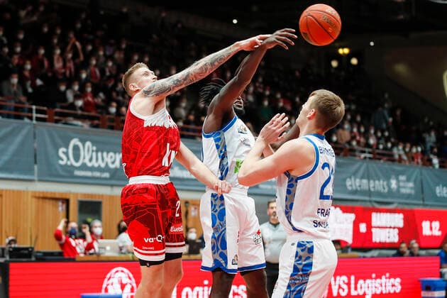 GER, Würzburg, s Oliver Arena, 21 11 2021, emspor, emonline, despor, deonline, s Oliver Wuerzburg vs Fraport Skyliners Frankfurt, easyCredit BBL, Matchday 8 Image v l Aigars Skele s Oliver Wuerzburg , Will Cherry Fraport Skyliners Frankfurt and Lorenz Brenneke Fraport Skyliners Frankfurt. Copyright: HMBxMedia JulienxBecker
