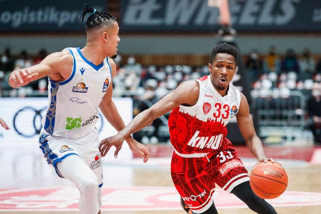 GER, Würzburg, s Oliver Arena, 21 11 2021, emspor, emonline, despor, deonline, s Oliver Wuerzburg vs Fraport Skyliners Frankfurt, easyCredit BBL, Matchday 8 Image v l Len Schoormann Fraport Skyliners Frankfurt vs Kerron Johnson s Oliver Wuerzburg. Copyright: HMBxMedia JulienxBecker