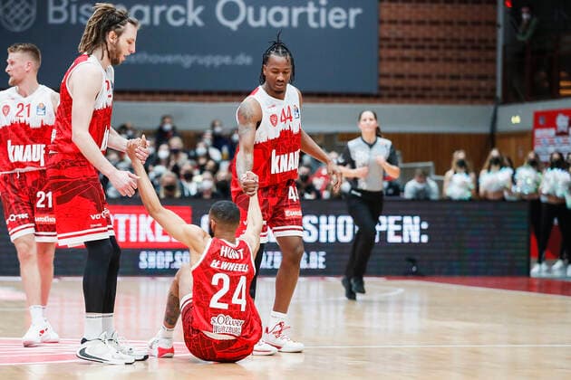 GER, Würzburg, s Oliver Arena, 21 11 2021, emspor, emonline, despor, deonline, s Oliver Wuerzburg vs Fraport Skyliners Frankfurt, easyCredit BBL, 8 Spieltag Picture f l Craig Moller s Oliver Wuerzburg , Cameron Hunt s Oliver Wuerzburg and William Buford s Oliver Wuerzburg support each other Copyright: HMBxMedia JulienxBecker
