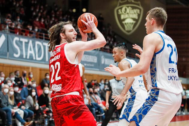 GER, Würzburg, s Oliver Arena, 21 11 2021, emspor, emonline, despor, deonline, s Oliver Wuerzburg vs Fraport Skyliners Frankfurt, easyCredit BBL, Matchday 8 Image v l Craig Moller s Oliver Wuerzburg vs Lorenz Brenneke Fraport Skyliners Frankfurt. Copyright: HMBxMedia JulienxBecker