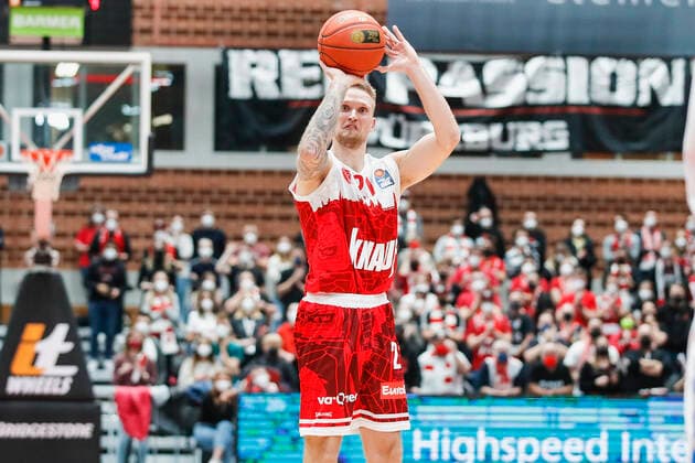 GER, Würzburg, s Oliver Arena, 21 11 2021, emspor, emonline, despor, deonline, s Oliver Wuerzburg vs Fraport Skyliners Frankfurt, easyCredit BBL, matchday 8 picture Aigars Skele s Oliver Wuerzburg with the three-pointer Copyright: HMBxMedia JulienxBecker