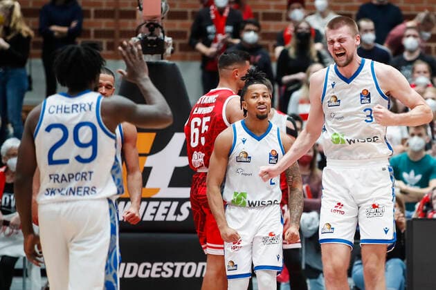 GER, Würzburg, s Oliver Arena, 21 11 2021, emspor, emonline, despor, deonline, s Oliver Wuerzburg vs Fraport Skyliners Frankfurt, easyCredit BBL, Matchday 8 Image v l Huge cheers for Donovan Donaldson Fraport Skyliners Frankfurt and Matt Haarms Fraport Skyliners Frankfurt. Copyright: HMBxMedia JulienxBecker