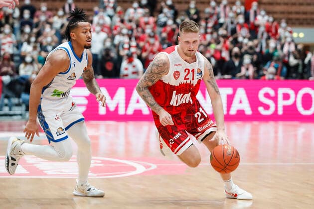 GER, Würzburg, s Oliver Arena, 21 11 2021, emspor, emonline, despor, deonline, s Oliver Wuerzburg vs Fraport Skyliners Frankfurt, easyCredit BBL, Matchday 8 Image v l Donovan Donaldson Fraport Skyliners Frankfurt vs Aigars Skele s Oliver Wuerzburg. Copyright: HMBxMedia JulienxBecker