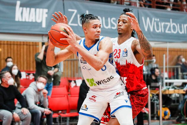 GER, Würzburg, s Oliver Arena, 21 11 2021, emspor, emonline, despor, deonline, s Oliver Wuerzburg vs Fraport Skyliners Frankfurt, easyCredit BBL, Matchday 8 Image v l Len Schoormann Fraport Skyliners Frankfurt vs Desi Rodriguez s Oliver Wuerzburg. Copyright: HMBxMedia JulienxBecker