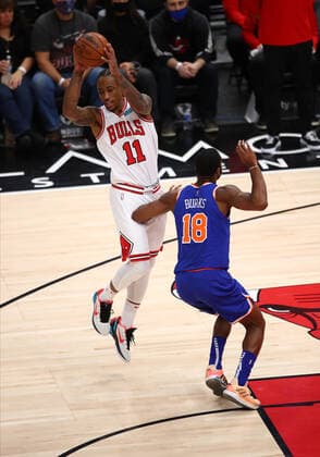 CHICAGO, IL - NOVEMBER 21: Chicago Bulls Forward DeMar DeRozan (11) passes the ball during a NBA, Basketball Herren, USA game between the New York Knicks and the Chicago Bulls on November 21, 2021 at the United Center in Chicago, IL. (Photo by Melissa Tamez Icon Sportswire) NBA: NOV 21 Knicks at Bulls Icon211121001