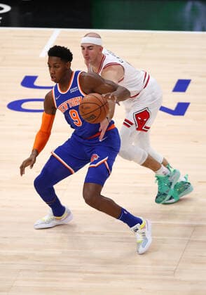 CHICAGO, IL - NOVEMBER 21: New York Knicks Forward RJ Barrett (9) dribbles the ball past Chicago Bulls Forward Alex Caruso (6) during a NBA, Basketball Herren, USA game between the New York Knicks and the Chicago Bulls on November 21, 2021 at the United Center in Chicago, IL. (Photo by Melissa Tamez Icon Sportswire) NBA: NOV 21 Knicks at Bulls Icon211121002