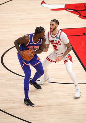 CHICAGO, IL - NOVEMBER 21: New York Knicks Forward Julius Randle (30) is guarded by Chicago Bulls Guard Lonzo Ball (2) during a NBA, Basketball Herren, USA game between the New York Knicks and the Chicago Bulls on November 21, 2021 at the United Center in Chicago, IL. (Photo by Melissa Tamez Icon Sportswire) NBA: NOV 21 Knicks at Bulls Icon211121014
