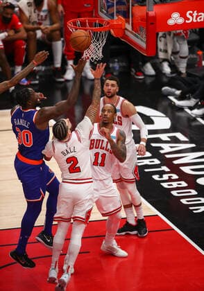 CHICAGO, IL - NOVEMBER 21: New York Knicks Forward Julius Randle (30) goes for a layup during a NBA, Basketball Herren, USA game between the New York Knicks and the Chicago Bulls on November 21, 2021 at the United Center in Chicago, IL. (Photo by Melissa Tamez Icon Sportswire) NBA: NOV 21 Knicks at Bulls Icon211121018