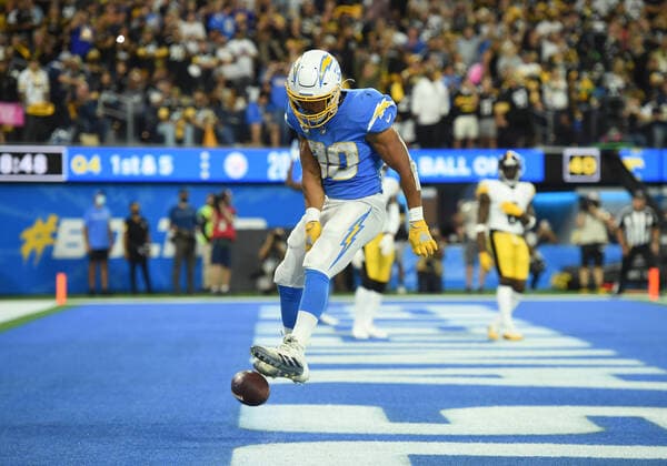 Bilder des Jahres 2021, Sport 11 November Sport Themen der Woche KW46 Sport Bilder des Tages INGLEWOOD, CA - NOVEMBER 21: Los Angeles Chargers Running Back Austin Ekeler (30) celebrates after running the ball for a touchdown in the fourth quarter during an NFL, American Football Herren, USA game between the Pittsburgh Steelers and the Los Angeles Chargers on November 21, 2021, at SoFi Stadium in Inglewood, CA. (Photo by Chris Williams Icon Sportswire) NFL: NOV 21 Steelers at Chargers Icon0072111214421