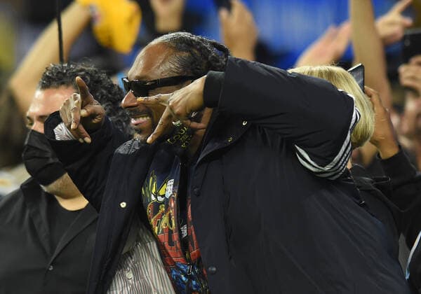Sport Themen der Woche KW46 Sport Bilder des Tages INGLEWOOD, CA - NOVEMBER 21: Snoop Dogg watches the game on the sidelines during an NFL, American Football Herren, USA game between the Pittsburgh Steelers and the Los Angeles Chargers on November 21, 2021, at SoFi Stadium in Inglewood, CA. (Photo by Chris Williams Icon Sportswire) NFL: NOV 21 Steelers at Chargers Icon0072111214447