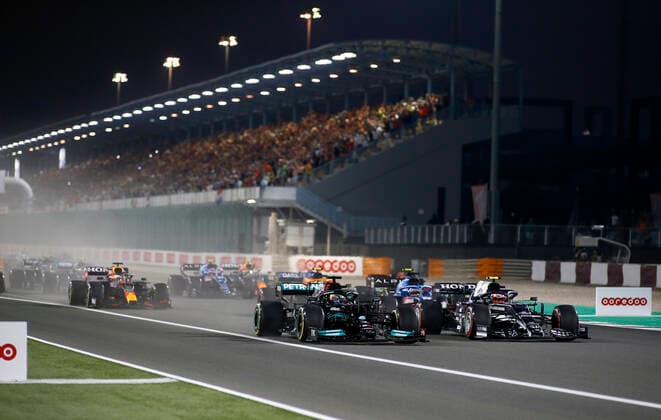 Start of the race, 44 HAMILTON Lewis (gbr), Mercedes AMG F1 GP W12 E Performance, 10 GASLY Pierre (fra), Scuderia AlphaTauri Honda AT02, action during the Formula 1 Ooredoo Qatar Grand Prix 2021, 20th round of the 2021 FIA Formula One World Championship, WM, Weltmeisterschaft from November 19 to 21, 2021 on the Losail International Circuit, in Lusail, Qatar - F1 - QATAR GRAND PRIX 2021 - RACE DPPI Panoramic  F12021GP20QAT_JK235870