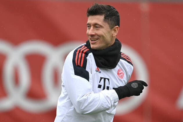 Robert LEWANDOWSKI Bayern Muenchen , action,single picture,cropped single motif,half figure,half figure Football Champions League Dynamo Kiev FC Bayern Muenchen,final training on 22 11 2021