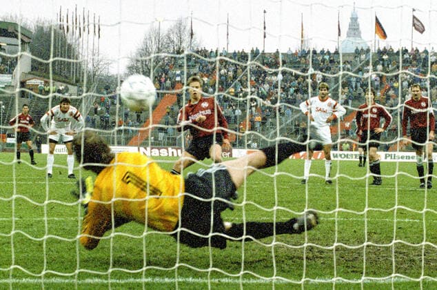 Aus 2. BL in der Saison 19901991 Hannover 96 (Rot) gegen den 1. FSV Mainz 05 3:1 am 16.12.1990 im Niedersachsenstadion. Im Foto: Han96 Spieler Martin Groth vergibt Elfmeter - Mainz TW Stephan Kunert hâˆöÂßlt. *** From 2 BL in the season 19901991 Hannover 96 red against the 1 FSV Mainz 05 3 1 on 16 12 1990 in the Niedersachsenstadion In the photo Han96 player Martin Groth misses penalty Mainz TW Stephan Kunert hâˆöÂßlt