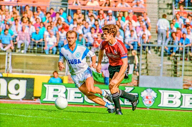 Aus 1. BL Saison 1987 88 Hannover 96 - Karlsruher SC 3:2 am 22.08.1987 im Niedersachsenstadion in Hannover . Im Foto: Han96 Spieler ist Bastian Hellberg *** From 1 BL season 1987 88 Hannover 96 Karlsruher SC 3 2 on 22 08 1987 in the Niedersachsenstadion in Hannover In the photo Han96 player is Bastian Hellberg