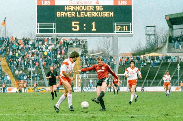 Han96 Spieler ist Holger Willmer. Aus 1. BL Saison 1987-1988 Hannover 96 gegen Bayer Leverkusen 6:1 am 26.03.1988 im Niedersachsenstadion. *** Han96 player is Holger Willmer from 1 BL season 1987 1988 Hannover 96 against Bayer Leverkusen 6 1 on 26 03 1988 in Niedersachsenstadion