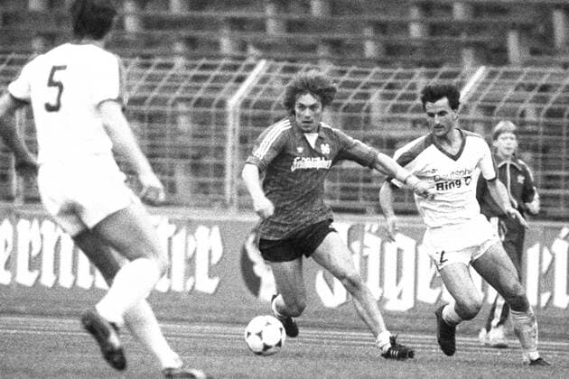 Aus 2. BL Saison 1984 1985 Hannover 96 (dunkles Trikot) gegen FC St. Pauli 2:0 am 13.10.1984 im Niedersachsenstadion. Im Foto: Han96 Spieler ist li. Frank Hartmann gegen Jürgen Roloff *** From 2 BL season 1984 1985 Hannover 96 dark jersey against FC St Pauli 2 0 on 13 10 1984 in the Niedersachsenstadion In the photo Han96 player is li Frank Hartmann against Jürgen Roloff