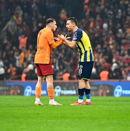 Fußball, Galatasaray Istanbul - Fenerbahce Istanbul Kerem Akturkoglu (L) of Galatasaray and Mert Hakan Yandas (R) of Fenerbahce during the Turkish super league big derby match between Galatasaray and Fenerbahce at NEF stadium in Istanbul , Turkey on November 21, 2021. 